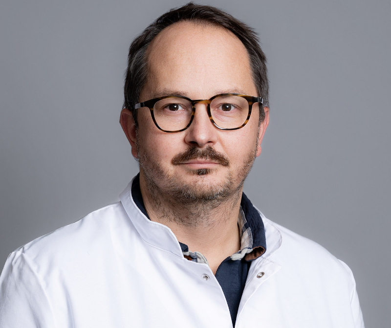 Dr KOEHL avec blouse 2 recentrée